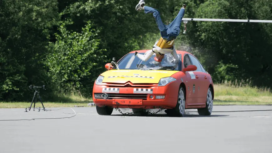 Auto crasht mit dem Hoverboardfahrer