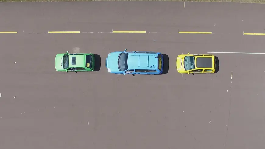 Exemples d'accident - position initiale du crash-test, 3 autos simulent une situation d’embouteillage.