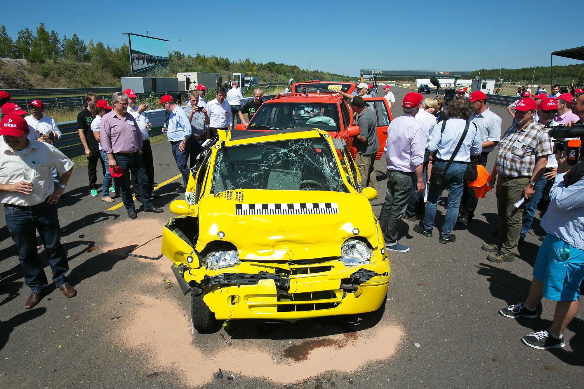 Accident examples crash test - Final position of the vehicles at the back of the traffic jam