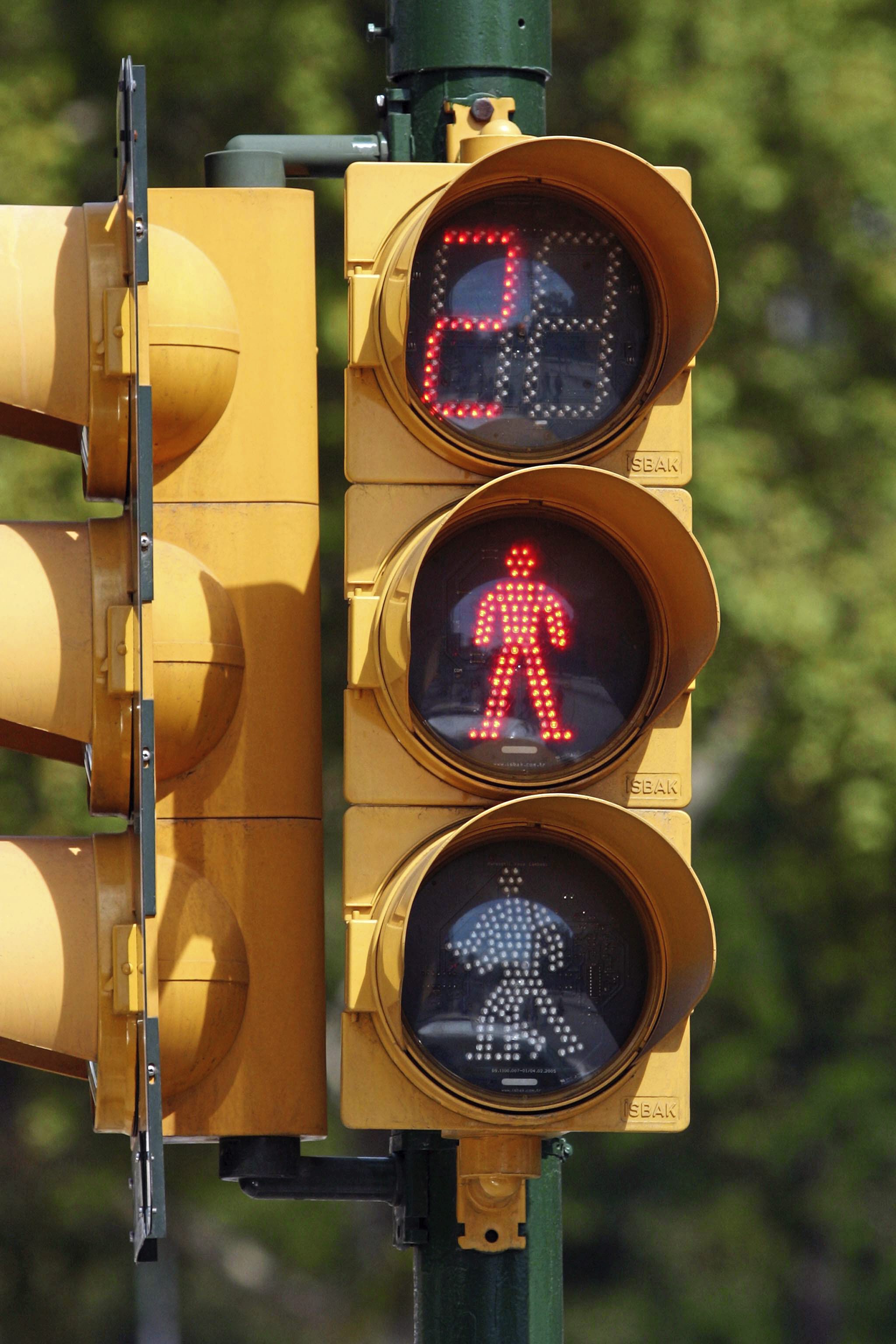 Pedestrian light with additional display showing the amount of time left before the light turns green
