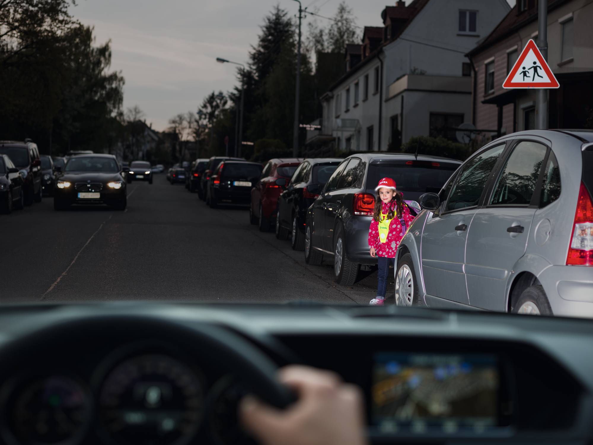 Conducteur de voiture et enfant