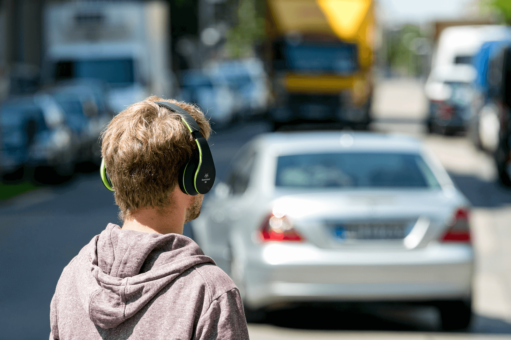 Hombre corriendo con auriculares en la calle