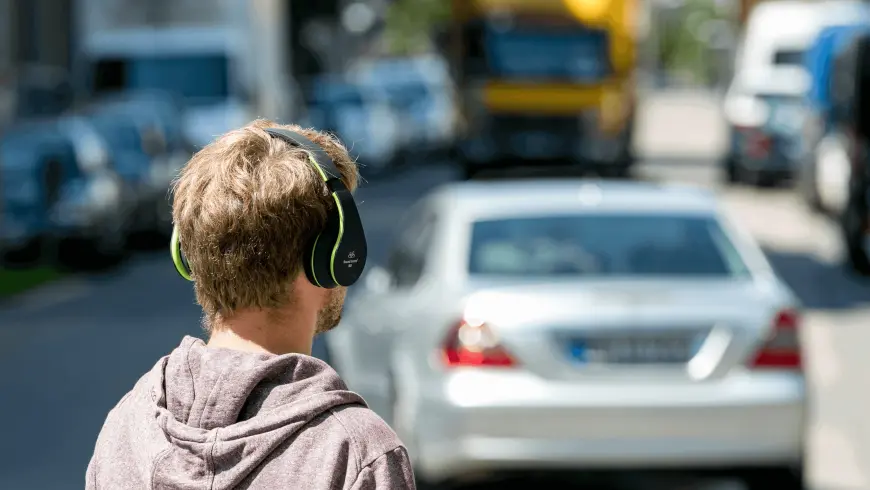 Mann läuft mit Headet auf der Straße