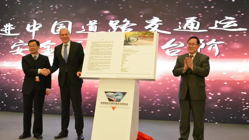 Durante la presentación del informe de seguridad vial en Pekín: Clemens Klinke (en el centro), miembro de la Junta Directiva de DEKRA SE y responsable de la unidad de negocio Automoción, junto a Shen Shaojun (a la izquierda), director en el Ministerio de Transportes de la República Popular China, y Chen Jiang (a la derecha), director del National Center for International Cooperation in Work Safety de la Administración Estatal para la Seguridad Laboral.