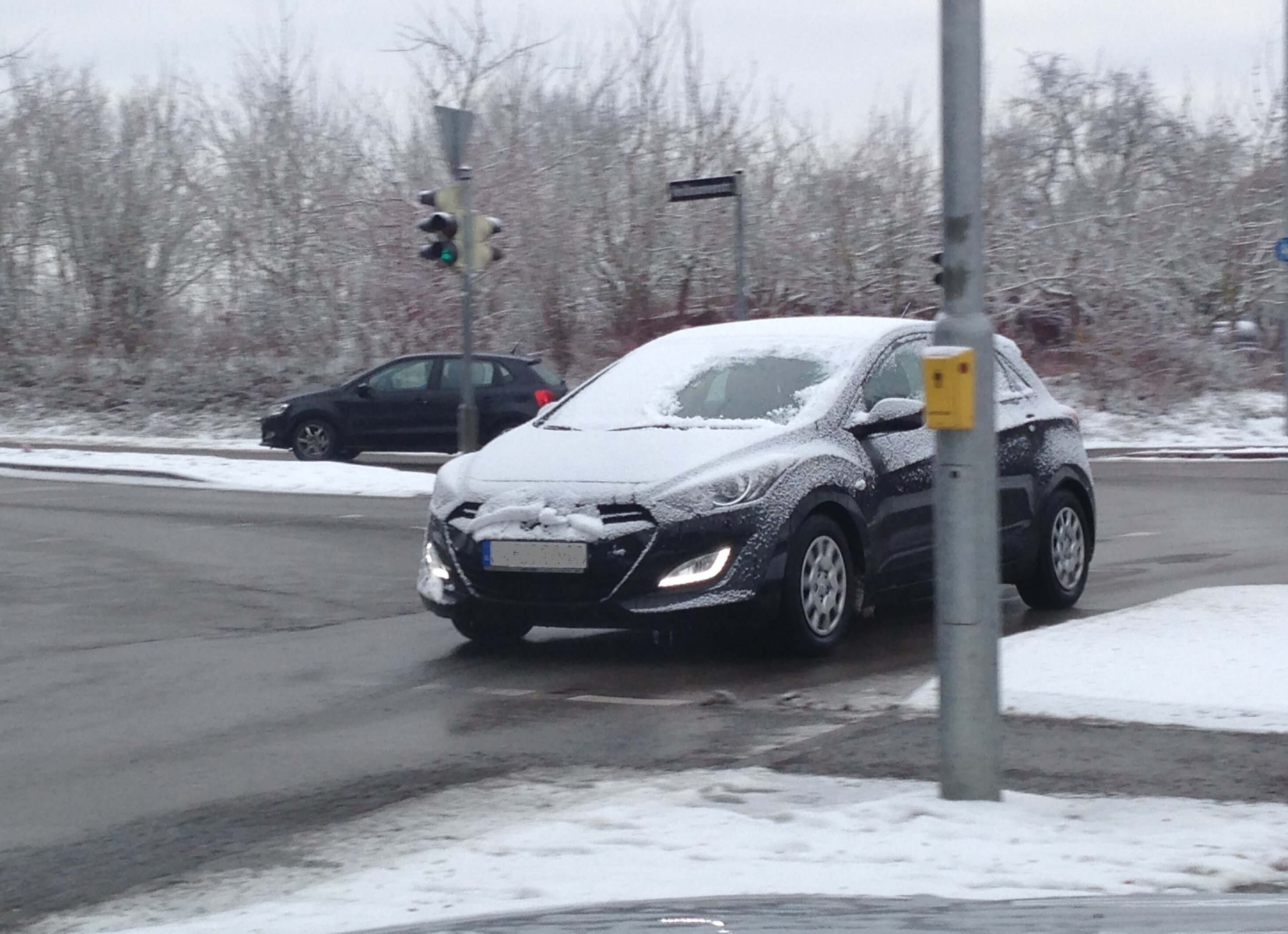 Schneebedeckte Autofront