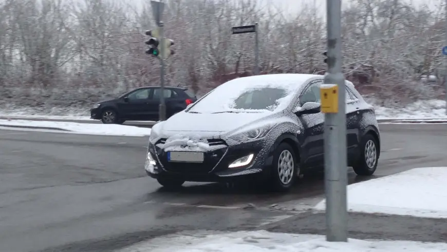 Schneebedeckte Autofront