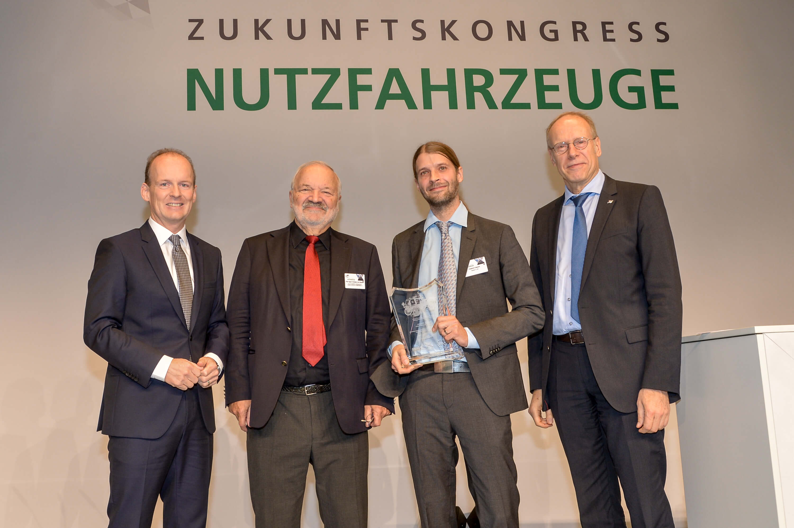 Ceremonia de premiación en Berlín: Wolfgang Linsenmaier (DEKRA), Prof. Dr. Egon-Christian von Glasner (EVU), Fredrich Claezon (Scania), Christian Kellner (DVR)