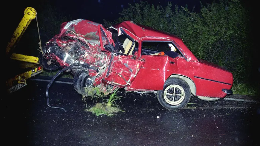 Exemples d'accident - Carrosserie déformée Opel de l'avant gauche à l'intérieur