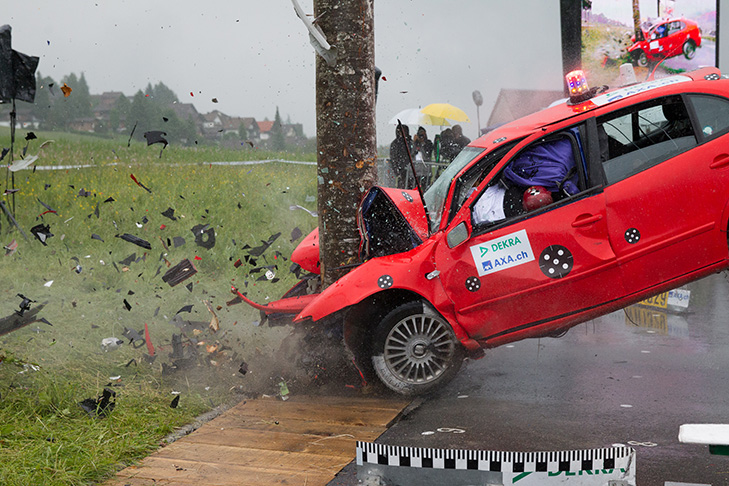 Unfallbeispiele - Auto zerschellt am Baum