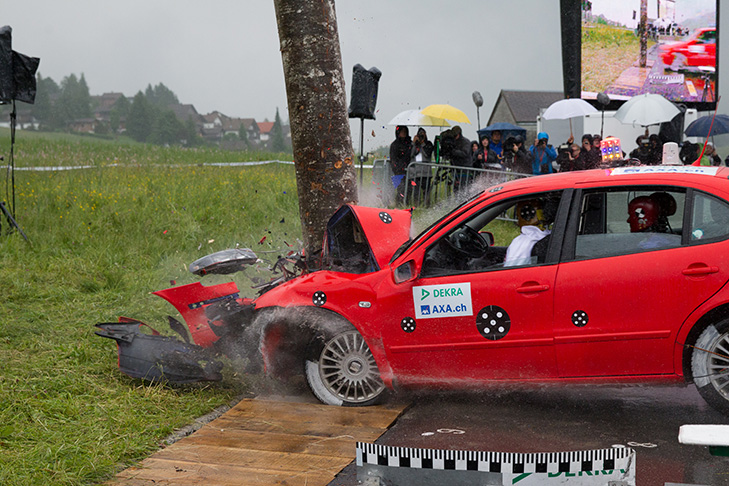 Unfallbeispiele - Auto prallt gegen einen Baum