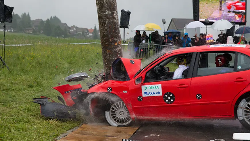 Unfallbeispiele - Auto prallt gegen einen Baum