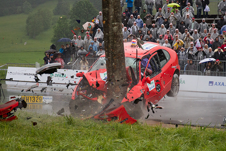 Unfallbeispiele - Auto zerschellt am Baum