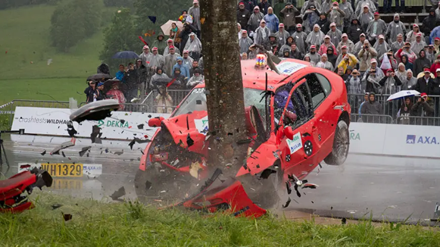 Unfallbeispiele - Auto zerschellt am Baum