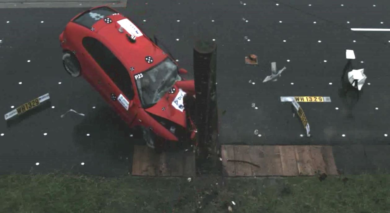 Unfallbeispiele - Crashtest Auto zerschellt am Baum