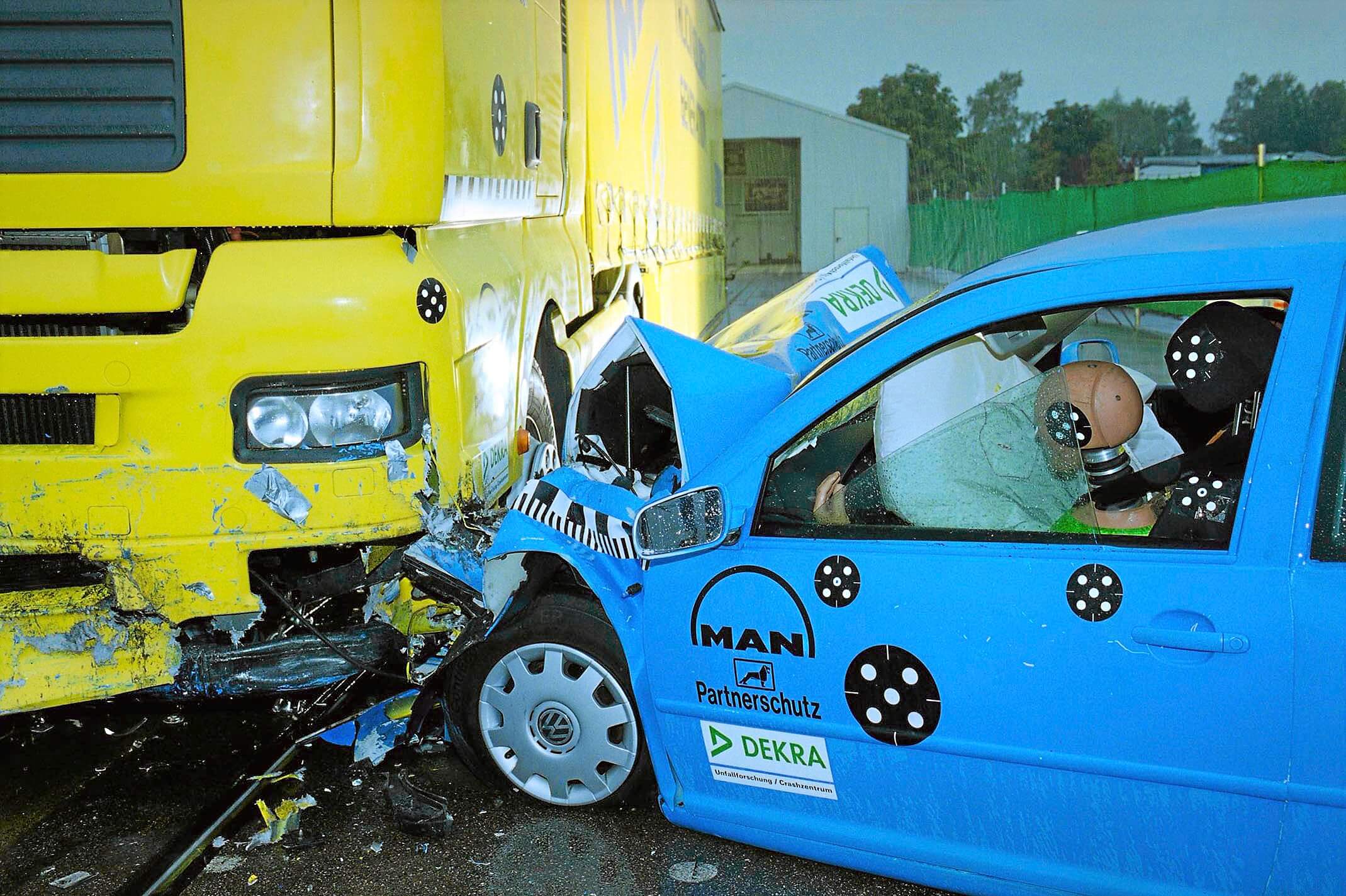 Exemples d'accident - les deux véhicules absorbent l’énergie, la voiture n’est pas projetée vers l’arrière