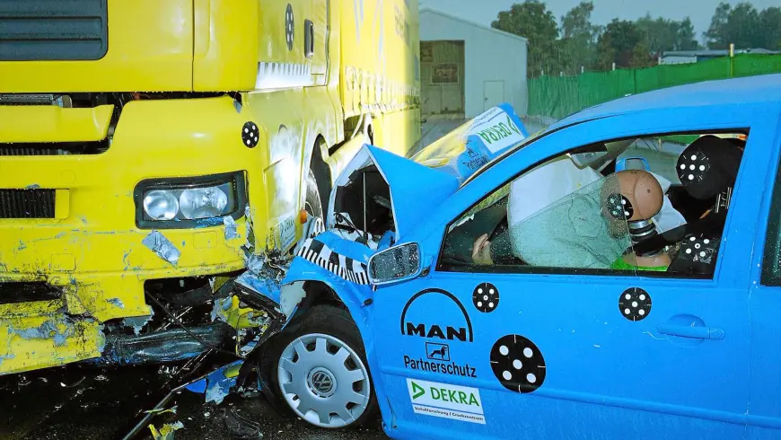 Accident examples - head-on collision between an trailer truck and a car.