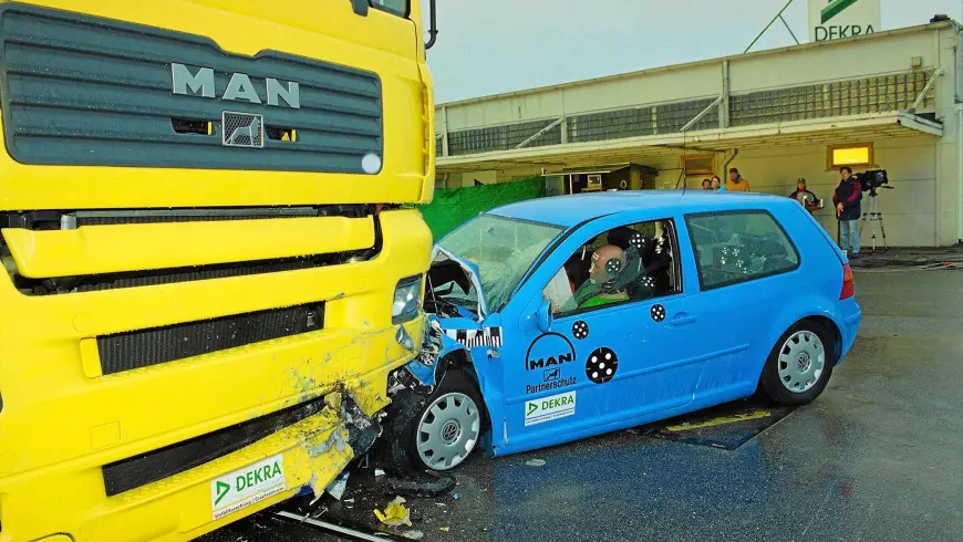 Accident examples - Car´s passenger cell remains stable after the accident
