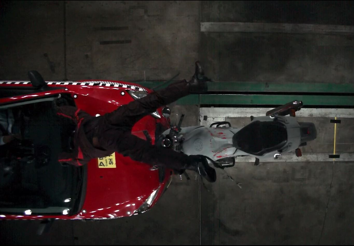 Crashtest - Motorradfahrer fliegt nach Aufprall auf die Motorhaube eines Pkw