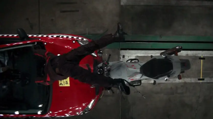 Crashtest - Motorradfahrer fliegt nach Aufprall auf die Motorhaube eines Pkw