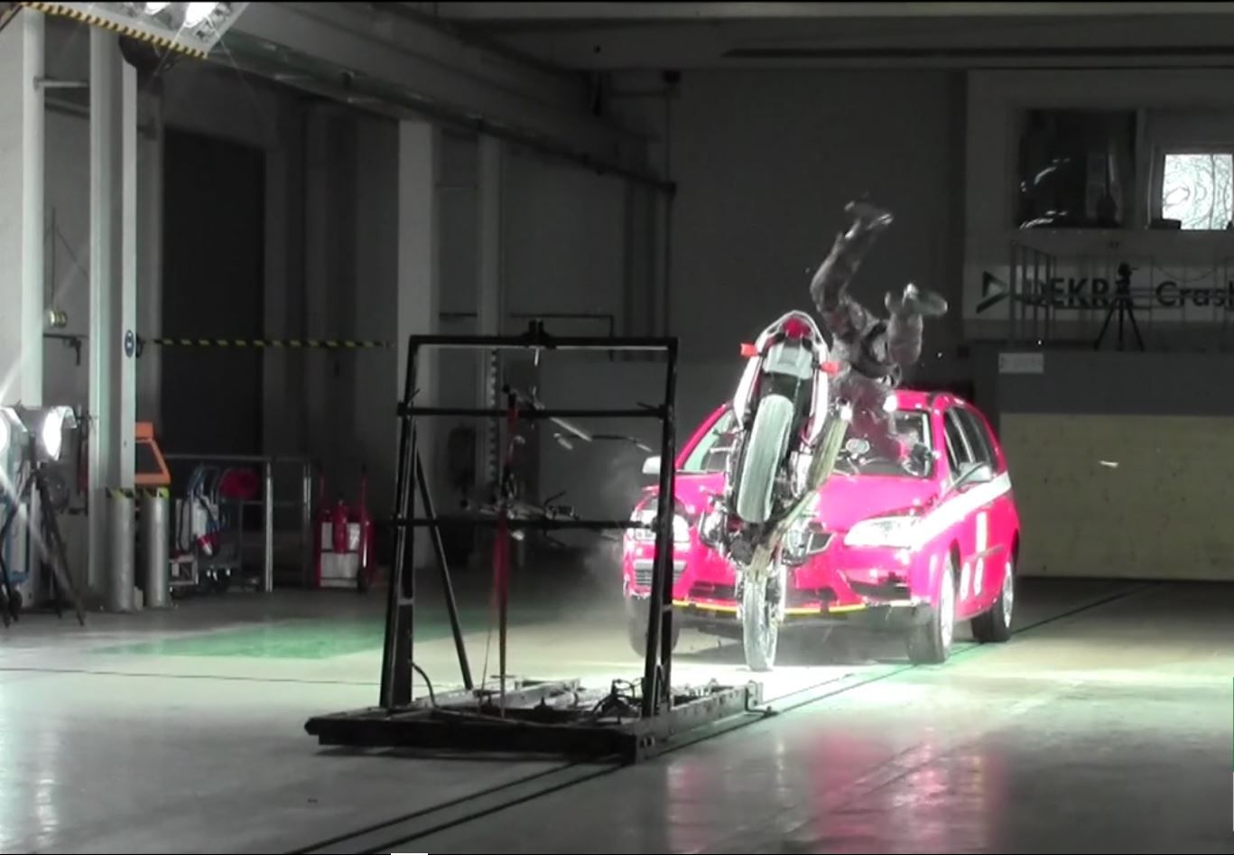 Unfallbeispiele - im Crashtest kolliedieren Motorrad und Pkw