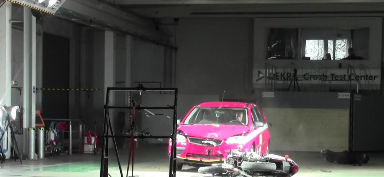 Crashtest - Motorrad und Fahrer liegen nach Aufprall auf Pkw am Boden