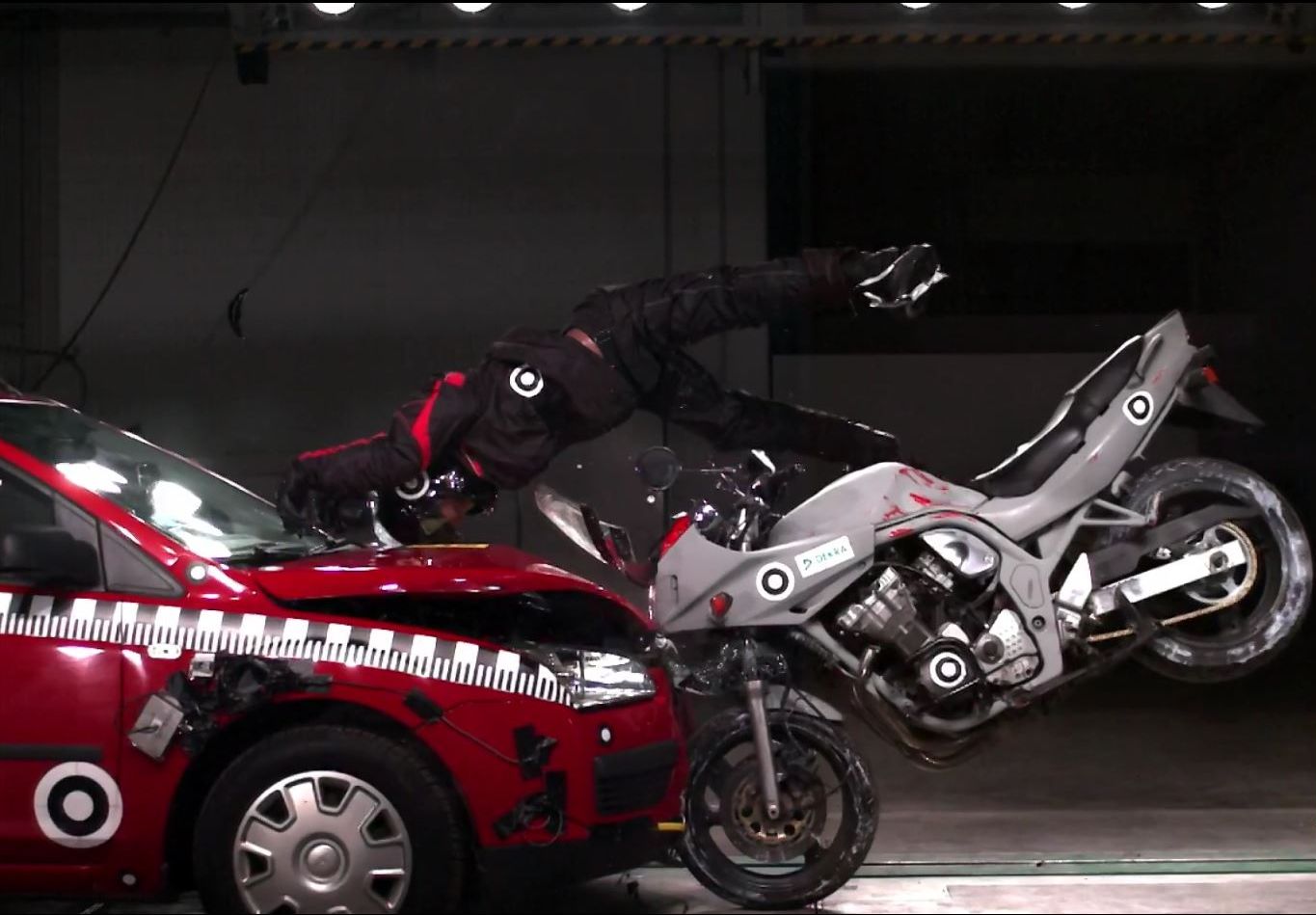 Crashtest - Motorradfahrer fliegt nach Kollision auf die Motorhaube eines Pkw