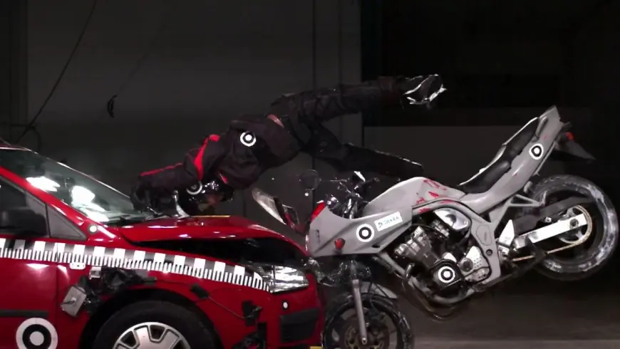Crashtest - Motorradfahrer fliegt nach Kollision auf die Motorhaube eines Pkw