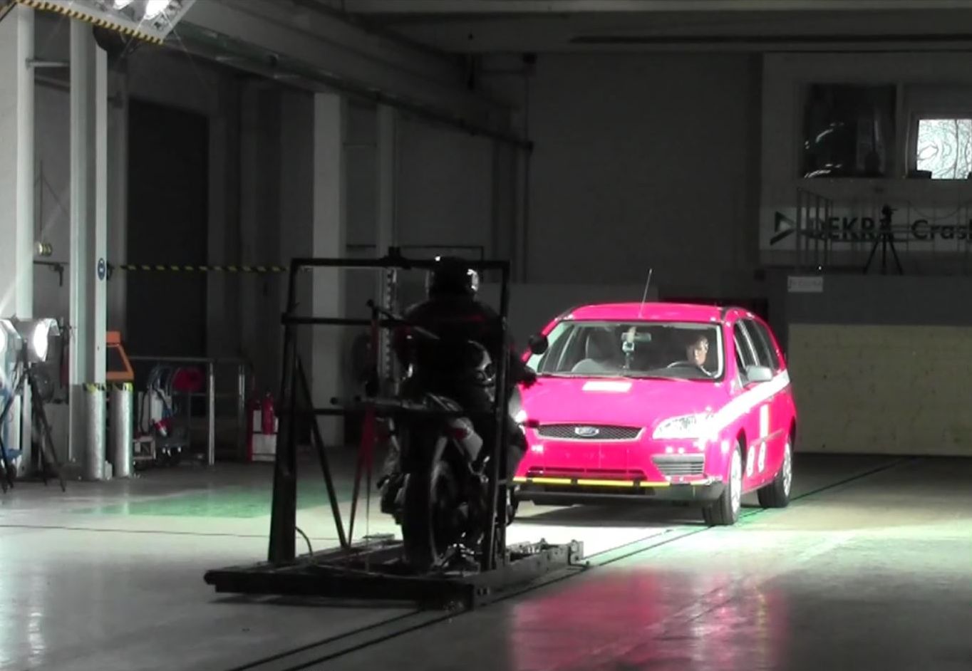 Crashtest - Ausgangsposition der Kollision zwischen Motorrad und Pkw