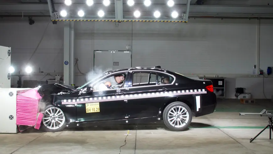 Accident examples - the black BMW crashs against the crash block