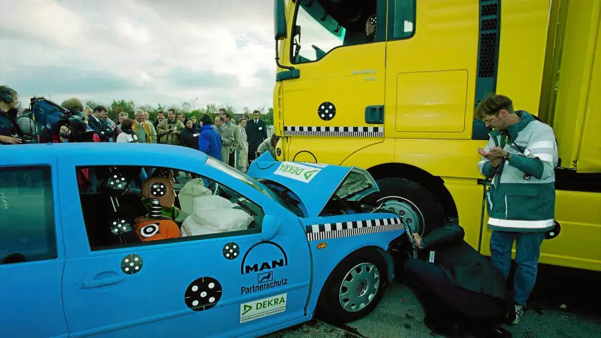 Accident examples - verification of the car´s safety concept