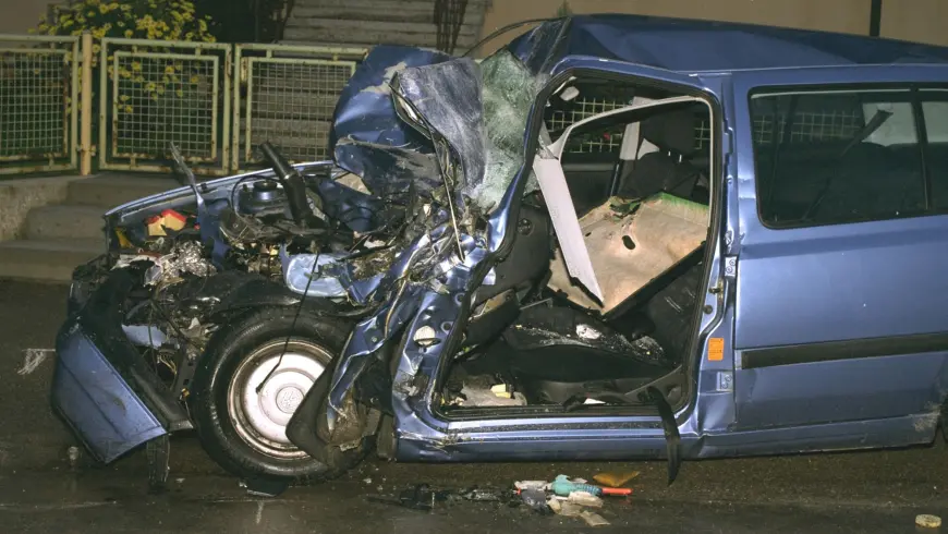 Unfallbeispiele - Beschädigung PKW Motorraum und Fahrgastzelle