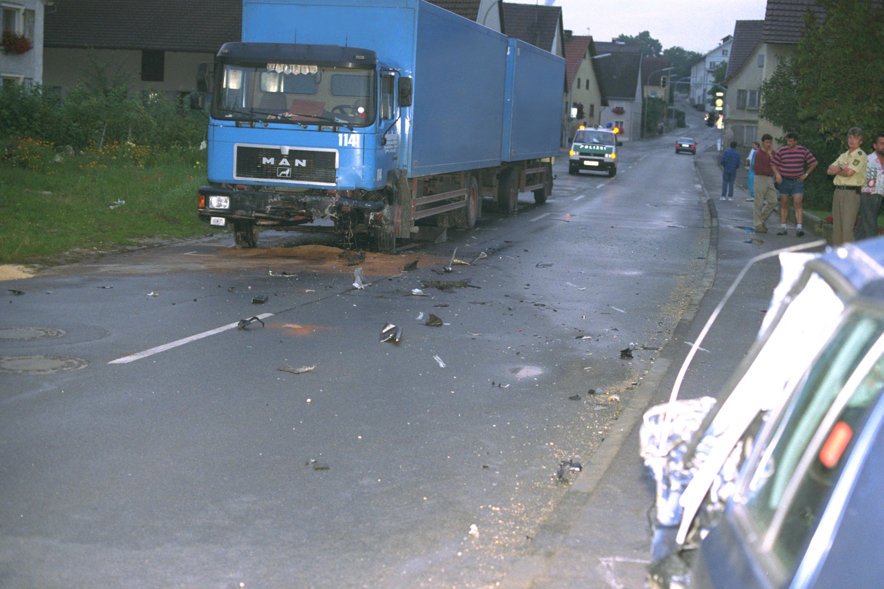 Unfallbeispiele - Endlage der Fahrzeuge - LKW steht auf Straße, PKW liegt auf Bürgersteig