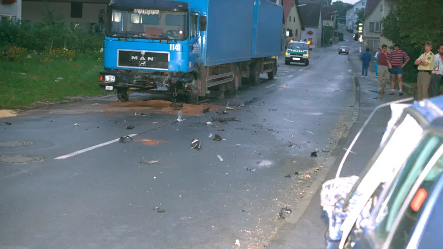 Unfallbeispiele - Endlage der Fahrzeuge - LKW steht auf Straße, PKW liegt auf Bürgersteig