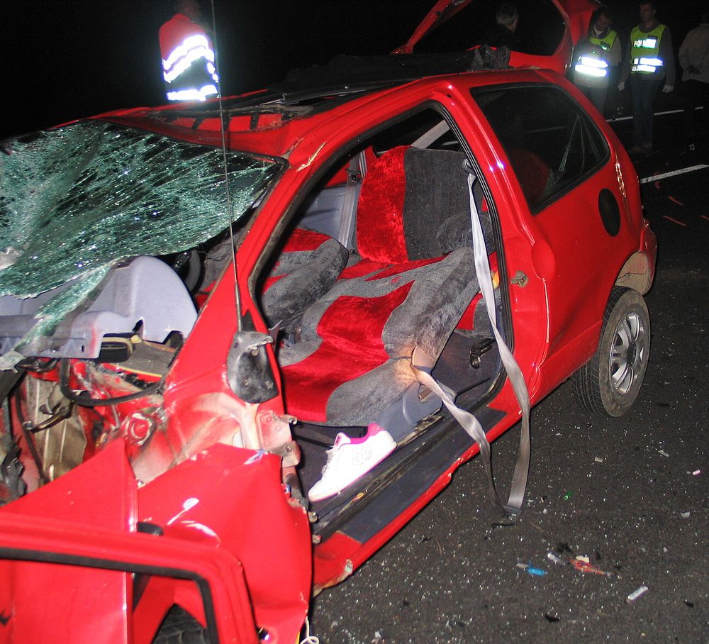 Ejemplos de siniestros - Vehículo accidentado dañado Renault Twingo.