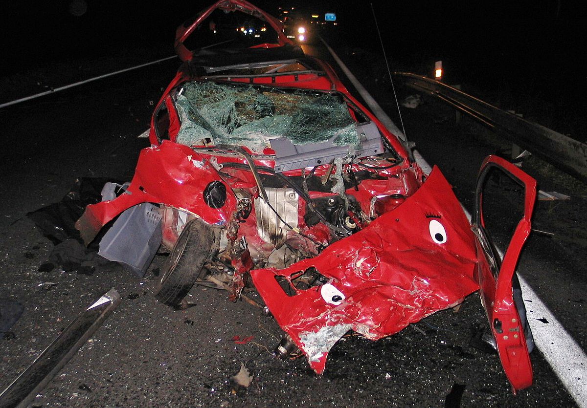 Ejemplos de siniestros - Vehículo accidentado dañado Renault Twingo.