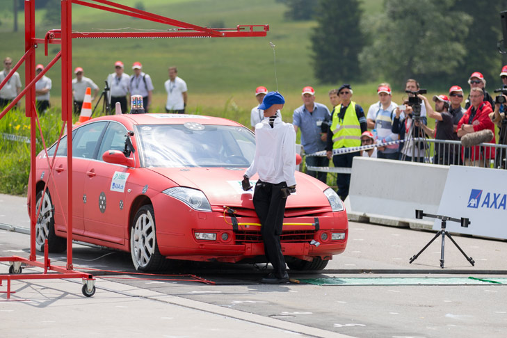 Unfallbeispiele - Crashtest, Fußgänger-Dummy wird von einem Auto erfasst