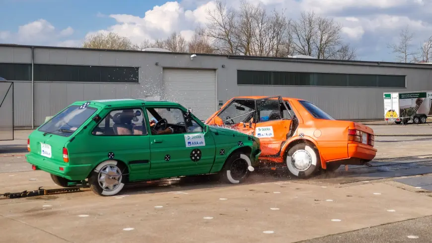 Exemples d'accident - La Ford fiesta est entrée en collision avec le côté conducteur de la Mazda