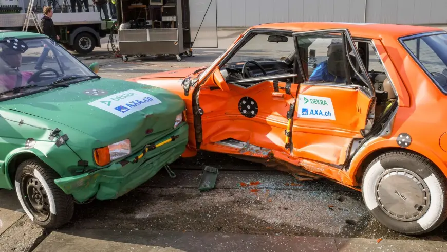 Exemples d'accident - Les deux véhicules du crash-test ont été endommagés.