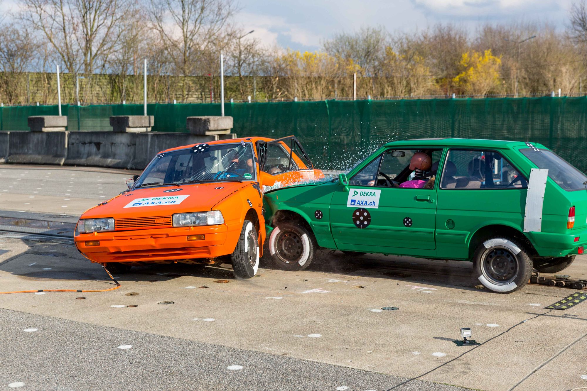 Exemples d'accident - Enfoncement profond de la Ford Fiesta verte dans l’habitacle de la Mazda 626 orange.