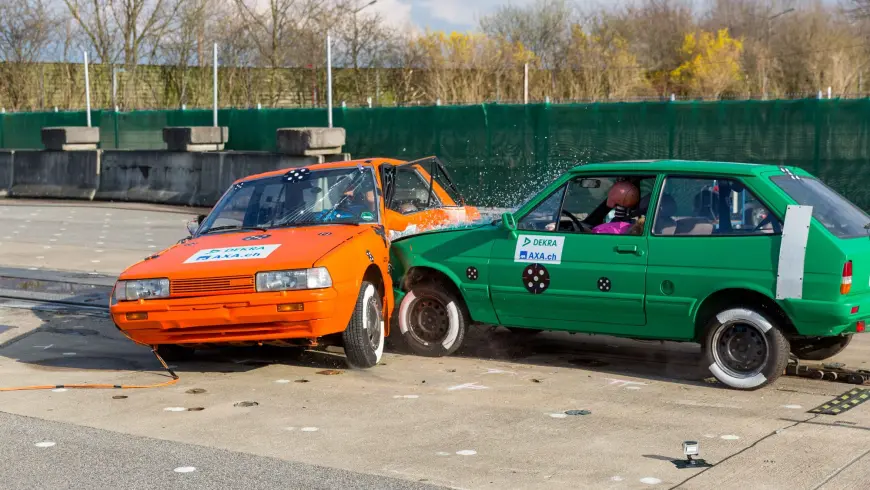 Exemples d'accident - Enfoncement profond de la Ford Fiesta verte dans l’habitacle de la Mazda 626 orange.