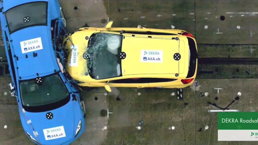 Exemples d'accident - La Ford fiesta est entrée en collision avec le côté conducteur de la Mazda