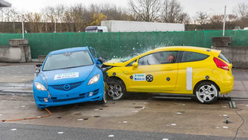 Exemples d'accident - La Ford fiesta est entrée en collision avec le côté conducteur de la Mazda