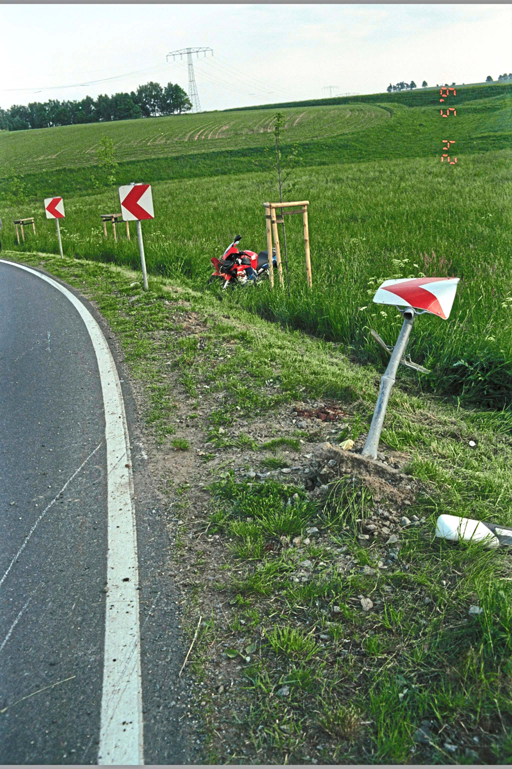 Poste derrubado da placa orientadora de curva