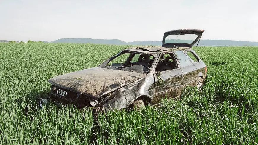 Unfallauto im Feld