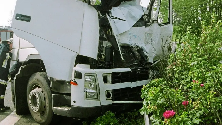 Camión de remolque accidentado
