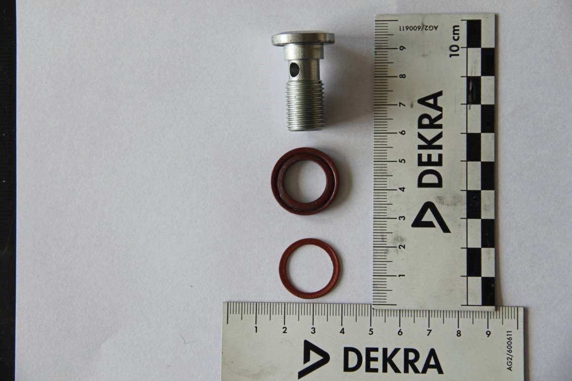 Oil supply line: bolt and seal set used on the motorcycle