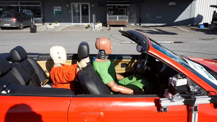 Exemples d'accident - Position initiale des mannequins de test de collision dans le véhicule. Un enfant se trouve sans protection dans le véhicule