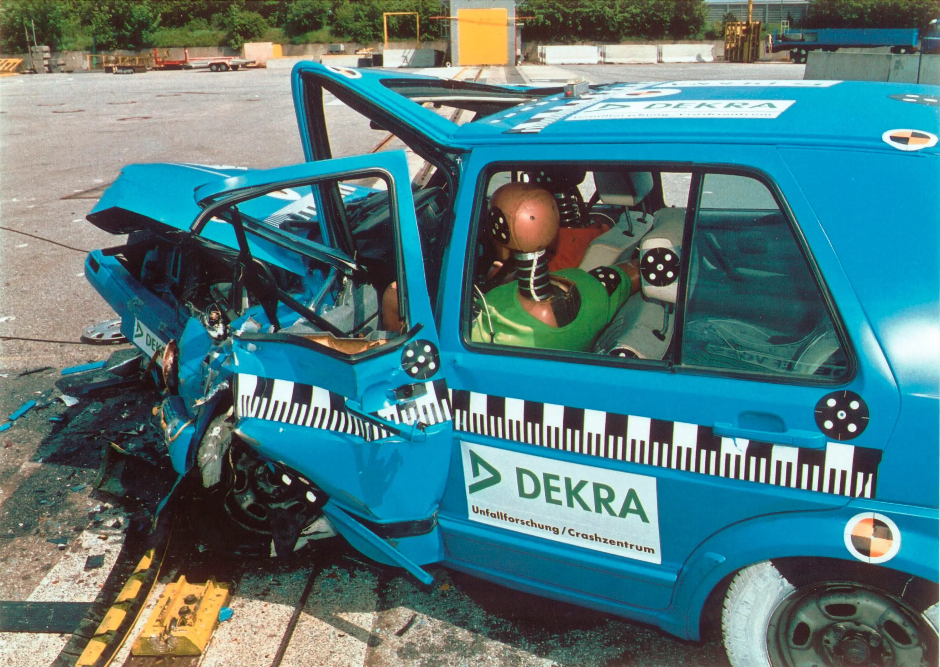 véhicule endommagé après un crash test