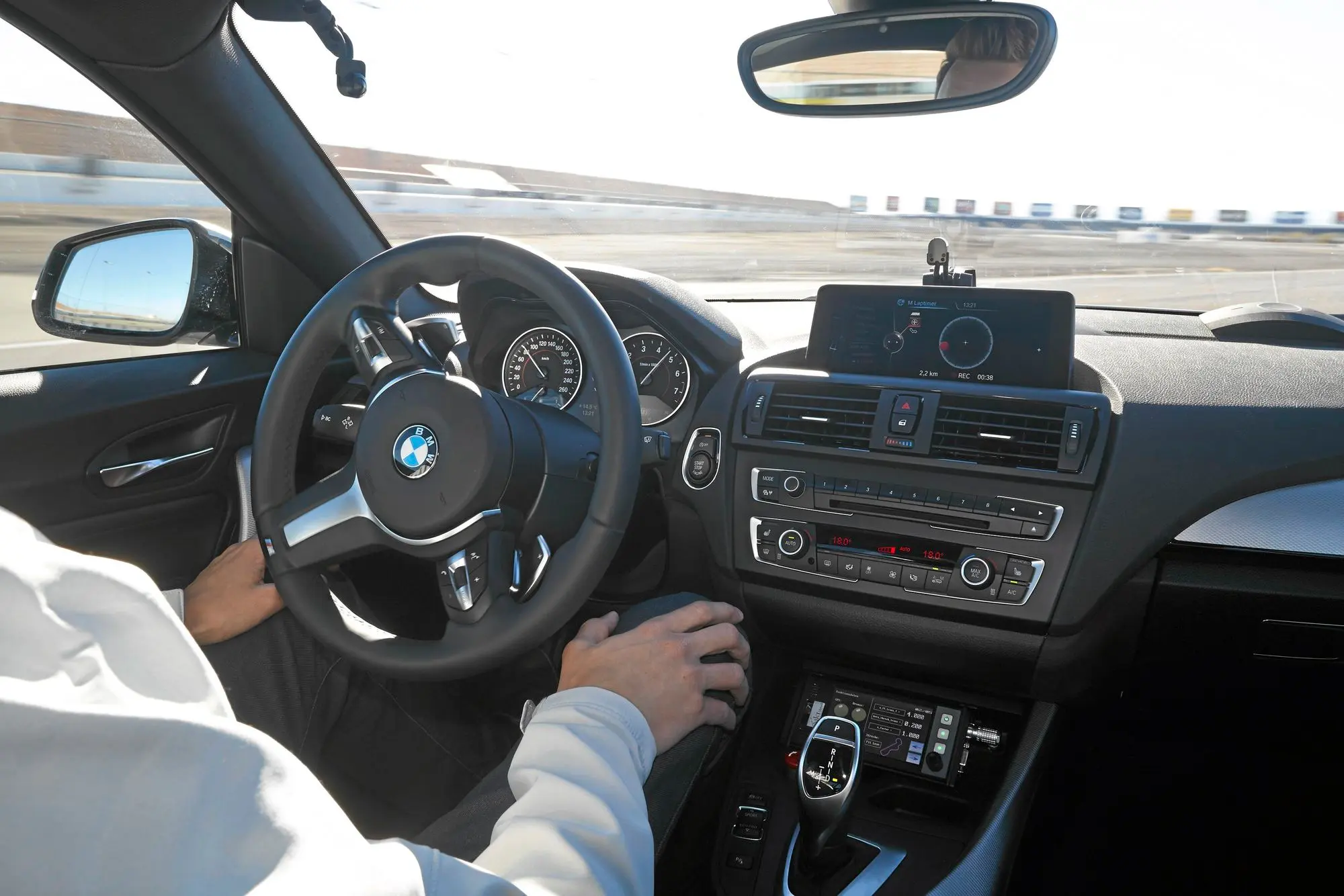 Le conducteur se trouve dans un véhicule autonome.