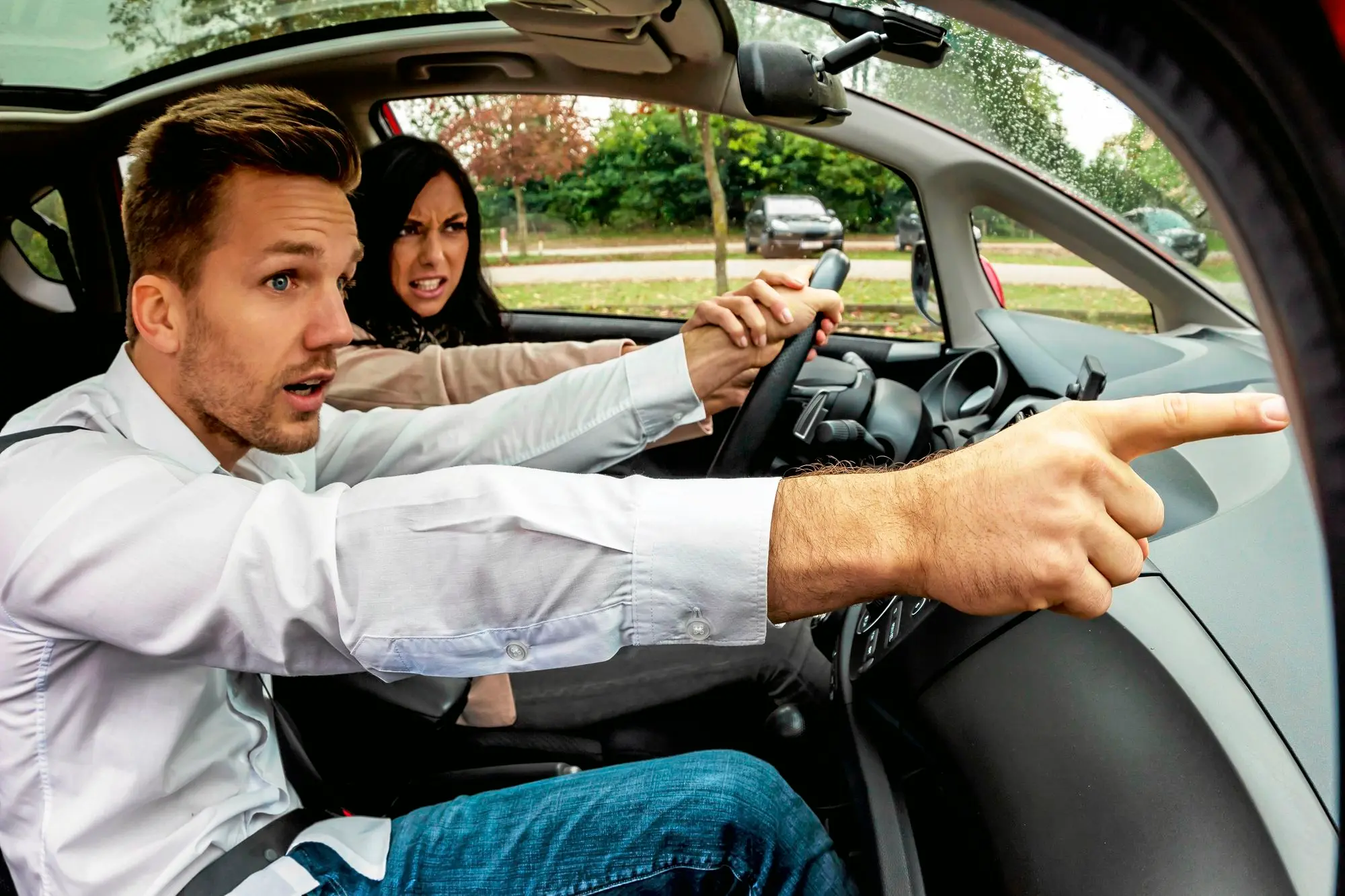 tentative de coup de volant par le passager avant